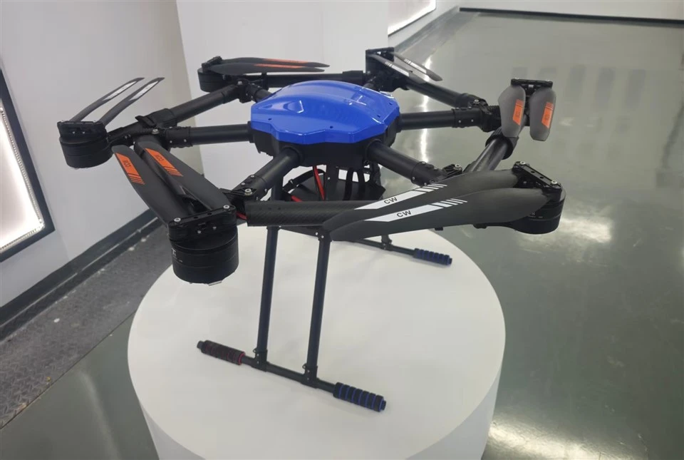 Prilagodljiv industrijski dron s podom